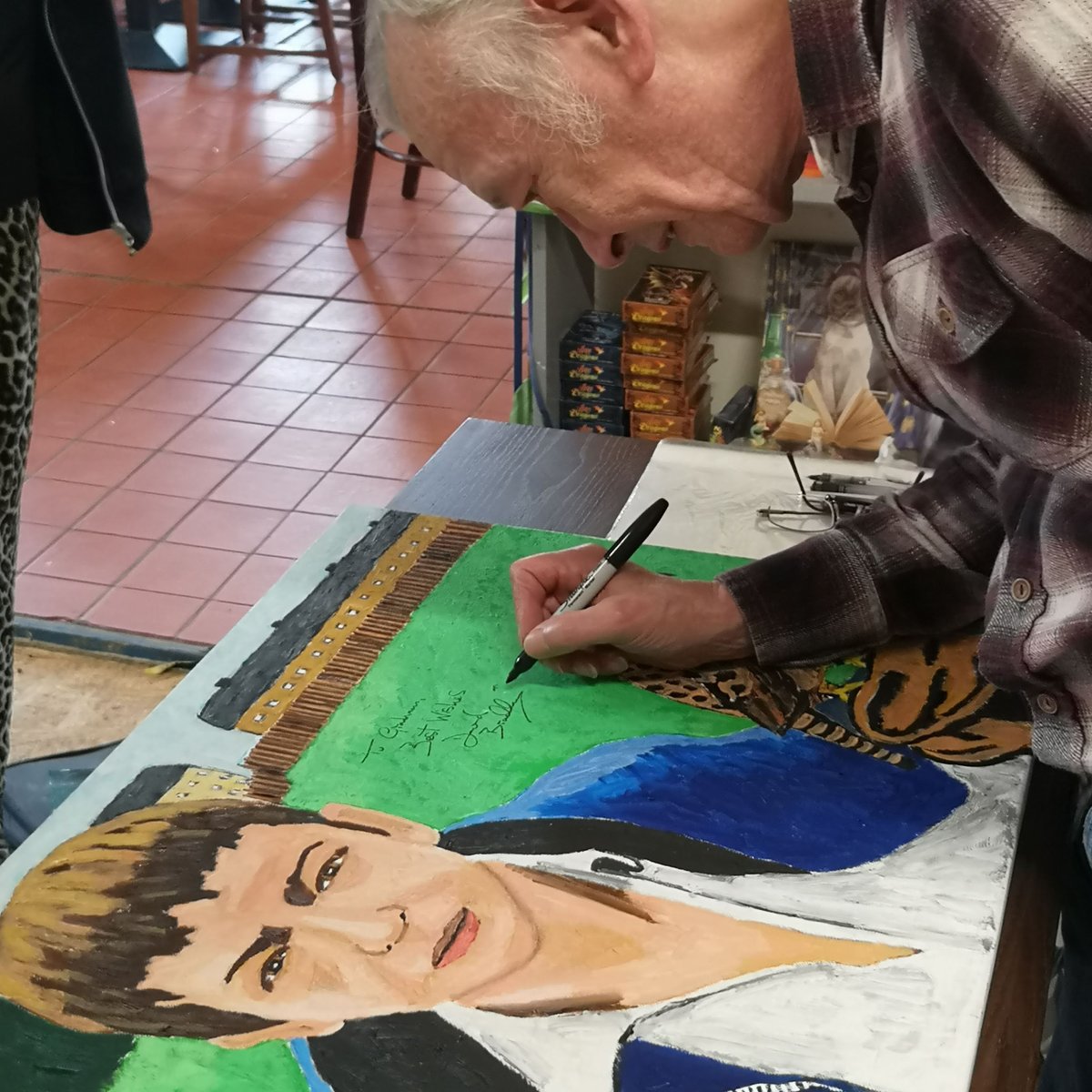 Pleasure to revisit #Wigan to meet #KES fans, like young licensed falconer Cody, who was inspired to train a kestrel by #BillyCasper. People brought me their artwork, inc a Vespa completely customised with images from the film, all hand-airbrushed by <a href="/helenwebbartist/">Helen Webb</a>. 
🦅
🤜🏿