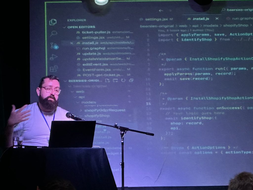 gadget_dev's tweet photo. Closing out #preditions today we saw @alleyoop_studio’s Simon Barnes @sb18281 showcase how to use Gadget and @heymantle live!
The perfect way to end the day😎 https://t.co/SQE8AZDedS