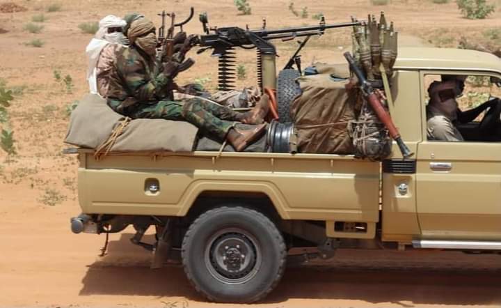 أتقدم بالتحية لقواتنا التي تمكنت خلال الـ ٤٨ ساعة الماضية بالتنسيق مع رفاقهم بحركة جيش تحرير السودان قيادة الرفيق عبدالواحد محمد النور من تأمين ممر آمن لخروج آلاف المدنيين الفارين من الحرب بمدينة الفاشر تحديداً، حيث تم تجميع مئات السيارات المحملة بالنازحين بمعسكر "زمزم" وبعد ذلك