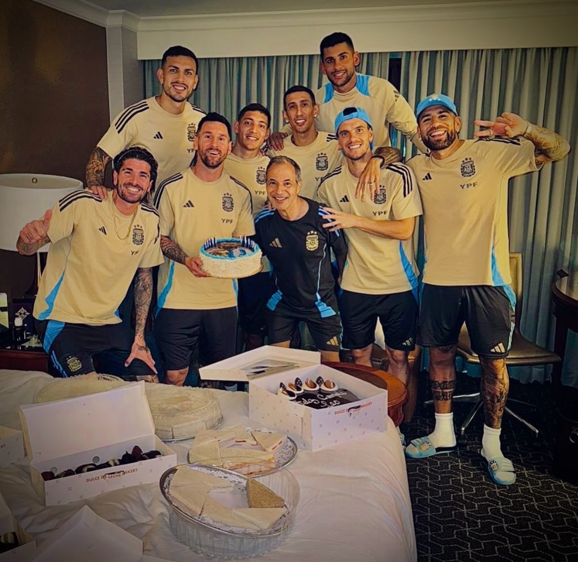 ebeplay_'s tweet photo. La Scaloneta festejando el cumple de @leomessi 🥳 https://t.co/1bfnijuYxY