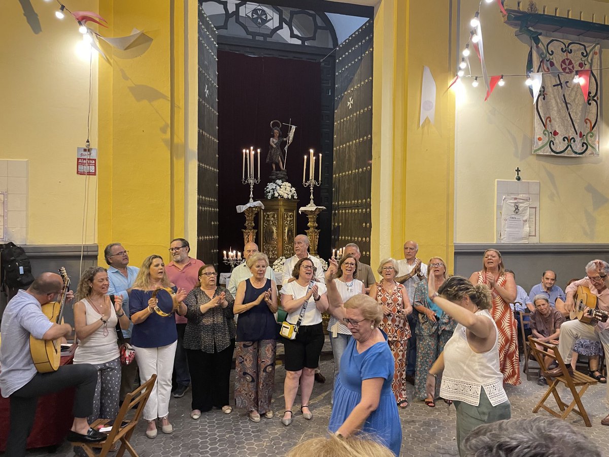 Hdad_Amargura's tweet photo. Noche de fiesta en nuestro barrio, donde hemos recuperado el regusto y el sabor de aquellas velás de San Juan de la Palma que se celebraban antaño.

Gracias a nuestra querida @CarmenDSalteras, así como al coro de carretas del @rociodetriana, por amenizar un día tan especial. https://t.co/kmQeDDVORI
