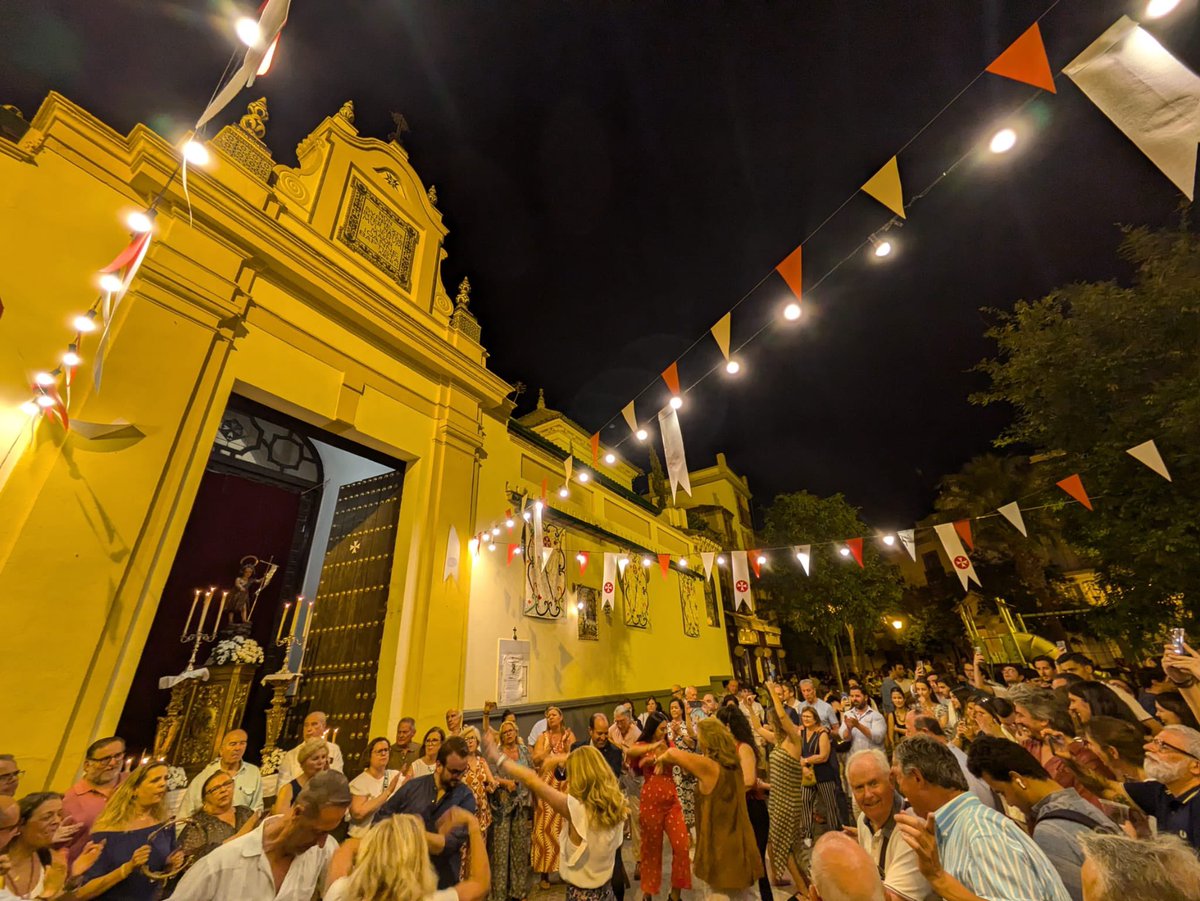 Hdad_Amargura's tweet photo. Noche de fiesta en nuestro barrio, donde hemos recuperado el regusto y el sabor de aquellas velás de San Juan de la Palma que se celebraban antaño.

Gracias a nuestra querida @CarmenDSalteras, así como al coro de carretas del @rociodetriana, por amenizar un día tan especial. https://t.co/kmQeDDVORI