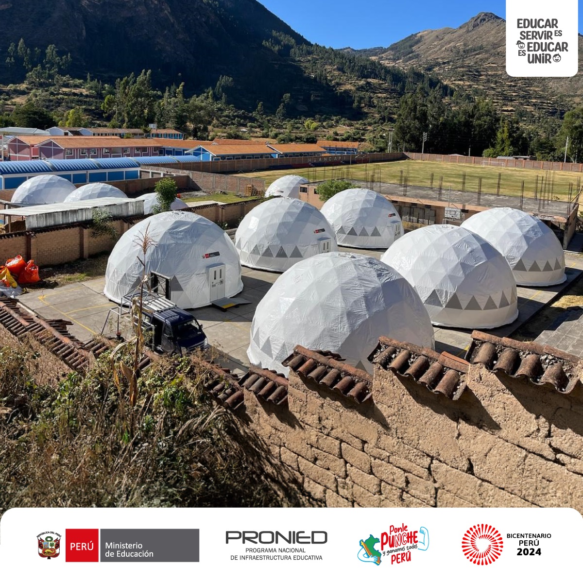 proniedperu's tweet photo. 👷♂️#Ayacucho I Culminamos la instalación de 10 aulas de emergencia tipo domos en la IE Basilio Auqui (#Huancapi-#VíctorFajardo), las cuales brindarán condiciones adecuadas para que más de 200 estudiantes ayacuchanos continúen desarrollando sus clases escolares 👌. https://t.co/lsOKOqqTZq