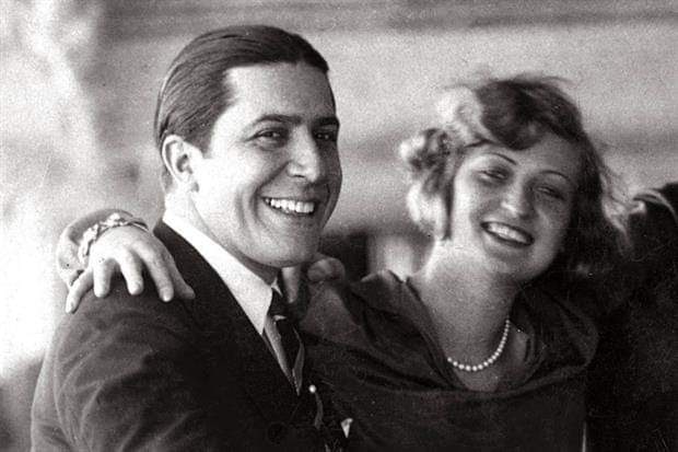 Carlos Gardel , "The king of Tango" , Eterno hoy es su aniversario .
Photos : Carlos Gardel  juega a las cartas con sus amigos Marguerite Vignou, Victor Damiani, Jose Ganduz y Adamo Diduv, en el buque "Conte Rosso "12 de junio de 1928.