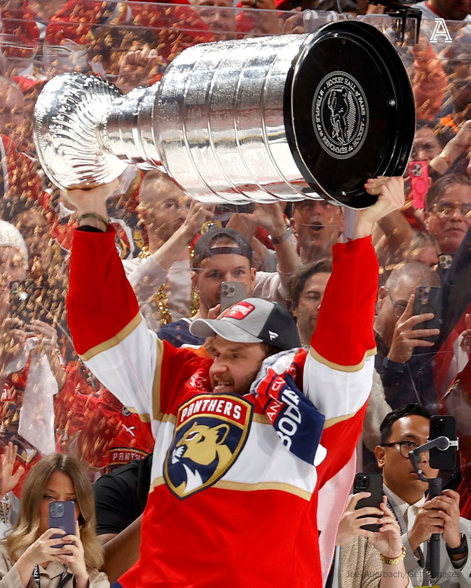 TheAthletic's tweet photo. Hockey runs through Florida 🌴

2020 — Lightning win Stanley Cup
2021 — Lightning win Stanley Cup
2022 — Lightning reach Stanley Cup
2023 — Panthers reach Stanley Cup
2024 — Panthers win Stanley Cup https://t.co/usyiaFkF0J