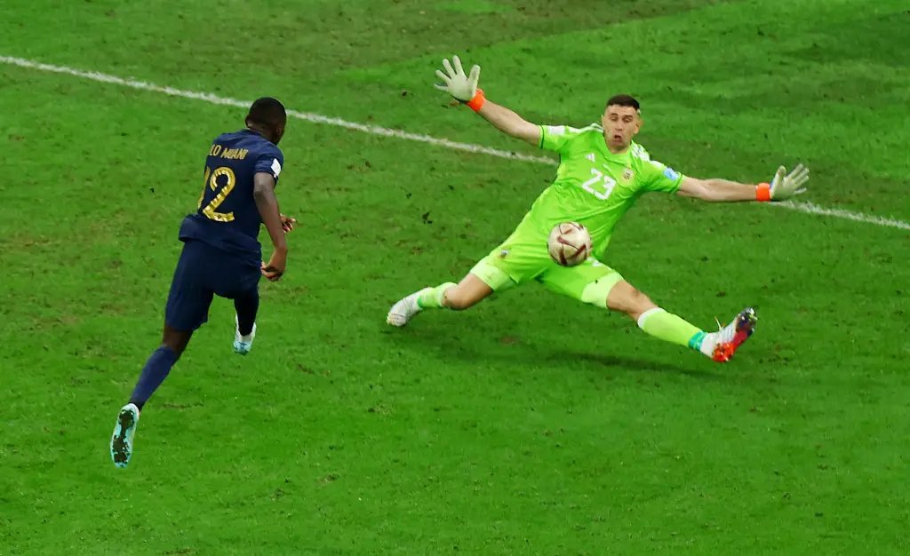 wvwhelan2's tweet photo. @TylerIAm Imagine you're protecting a much bigger net, in the final minute of a tied WC final, the biggest sporting stage in the world. https://t.co/u1KmAW4z1Y