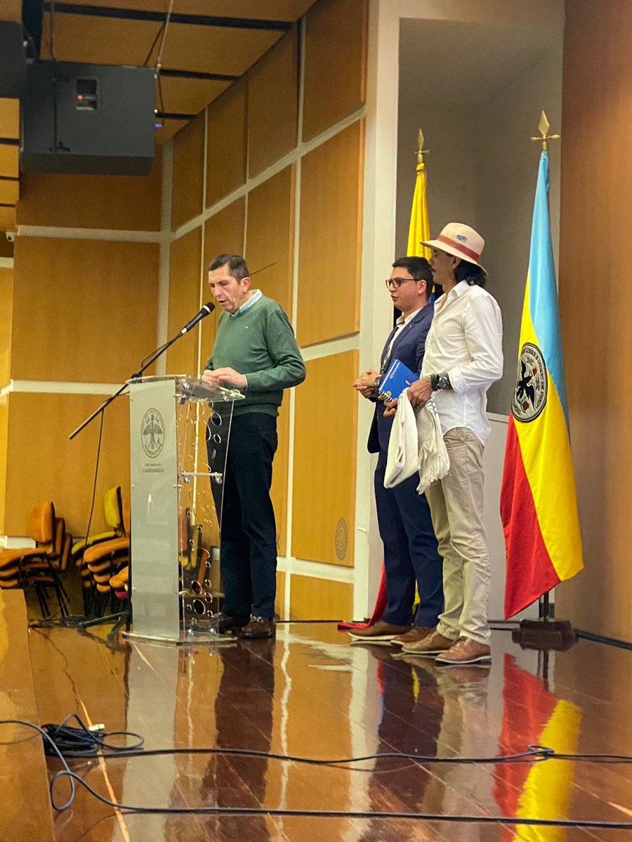 diegolchala's tweet image. En la @CundinamarcaGob nos reunimos para desarrollar  la #mesadearticulacion del #riobogota un espacio para presentar las líneas de acción de las entidades y la elección de los alcaldes del consejo estratégico de la cuenca #CECH representados por la @AlcaldiaChia y @alcachipay