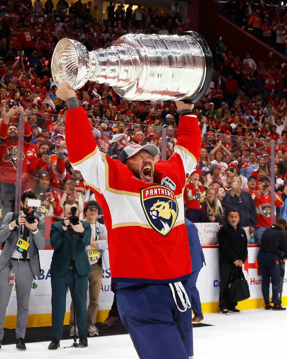 After 17 seasons and 1,051 games played, Kyle Okposo gets his #StanleyCup! 🤩