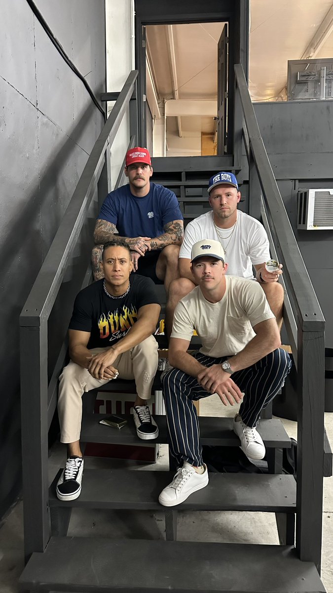 BussinWTB's tweet photo. Late night pods with the bros https://t.co/ZXG7ByNHAH