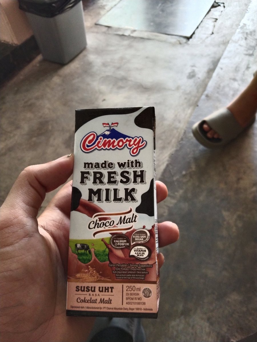 samaaquaa's tweet photo. kata mamaku harus minum susu di pagi hari, tapi cimory yang matcha kosong https://t.co/knf4SGR2H9