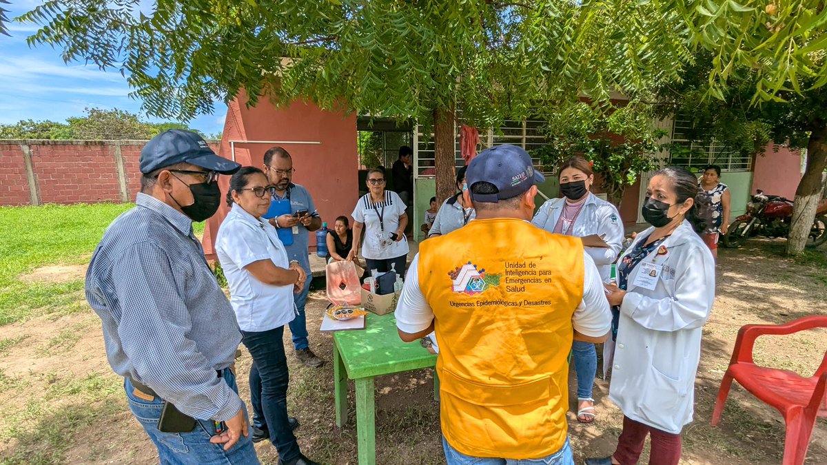 SSO_GobOax's tweet photo. Las brigadas integradas por cuatro médicos, dos profesionales de enfermería, un personal de Regulación y Fomento Sanitario, dos promotores, un oficial de transporte visitaron los cuatro albergues activos para brindar atención médica y toma de signos vitales. https://t.co/FDzTw9CVQM