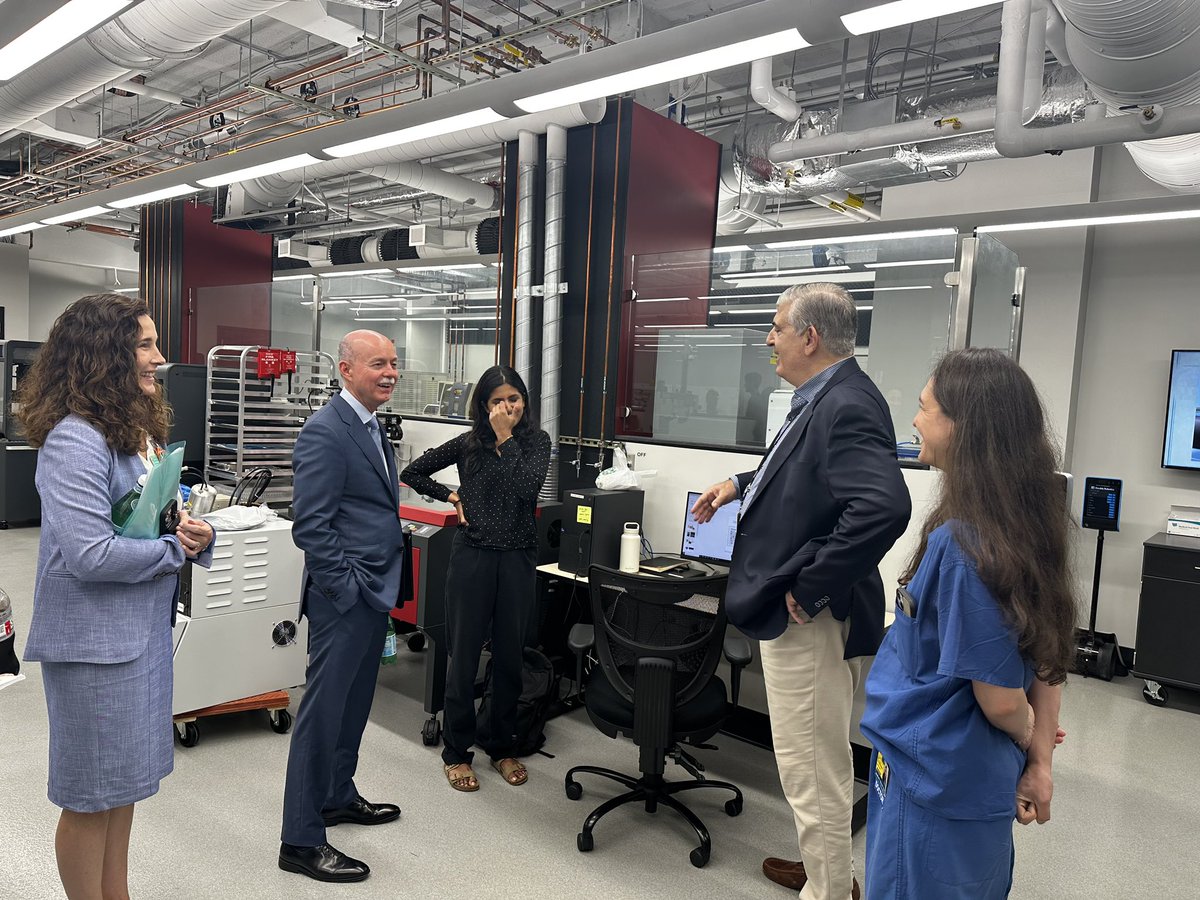 DrNTheodore's tweet photo. Wonderful to host the Dean of Johns Hopkins School of Medicine, Ted DeWeese, at the HEPIUS Lab on Bayview Campus. Our team showed him the many ongoing projects and innovations that we have made over the past several years. #JohnsHopkins #HopkinsMedicine #HEPIUS https://t.co/mhuCYdII7d