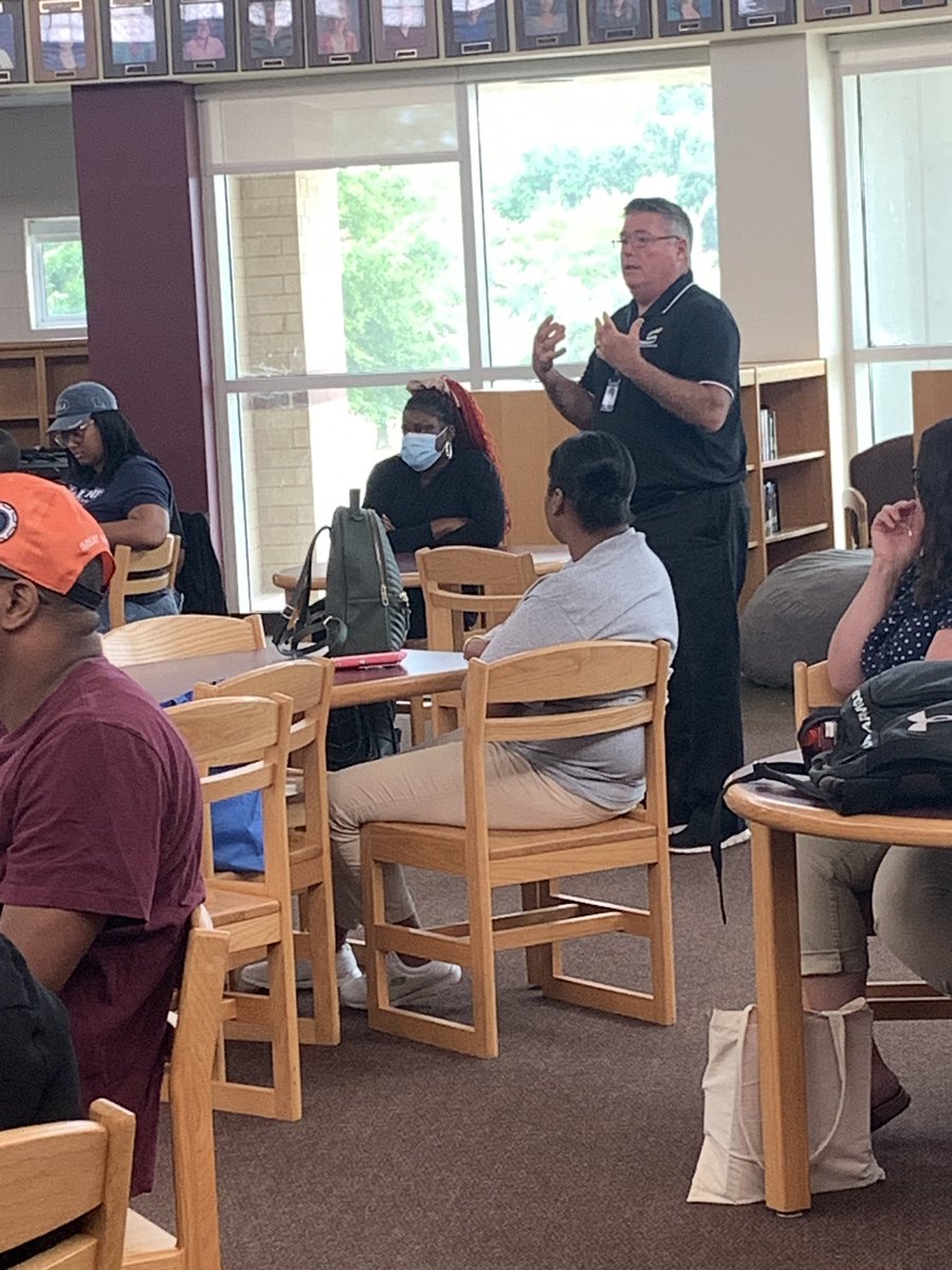tinker_tree's tweet image. Today we welcomed our HS Summer Series staff! Thank you @Dr_OkemaB , Mr. Hill, and Mr. Lefevre for stopping by! #SPSCreatesAchievers