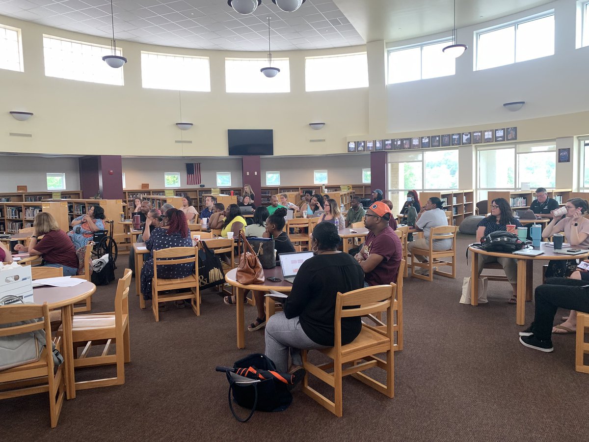 tinker_tree's tweet image. Today we welcomed our HS Summer Series staff! Thank you @Dr_OkemaB , Mr. Hill, and Mr. Lefevre for stopping by! #SPSCreatesAchievers