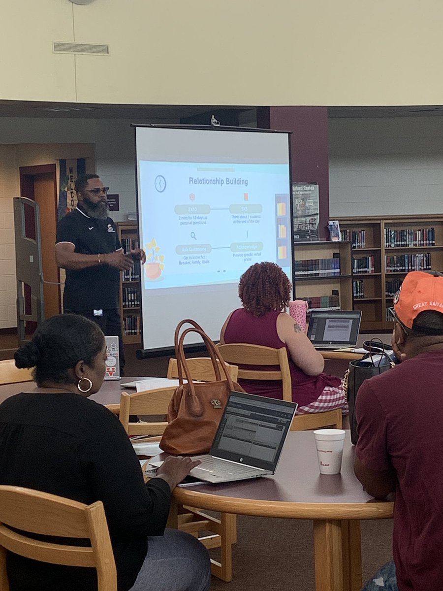 tinker_tree's tweet image. Today we welcomed our HS Summer Series staff! Thank you @Dr_OkemaB , Mr. Hill, and Mr. Lefevre for stopping by! #SPSCreatesAchievers