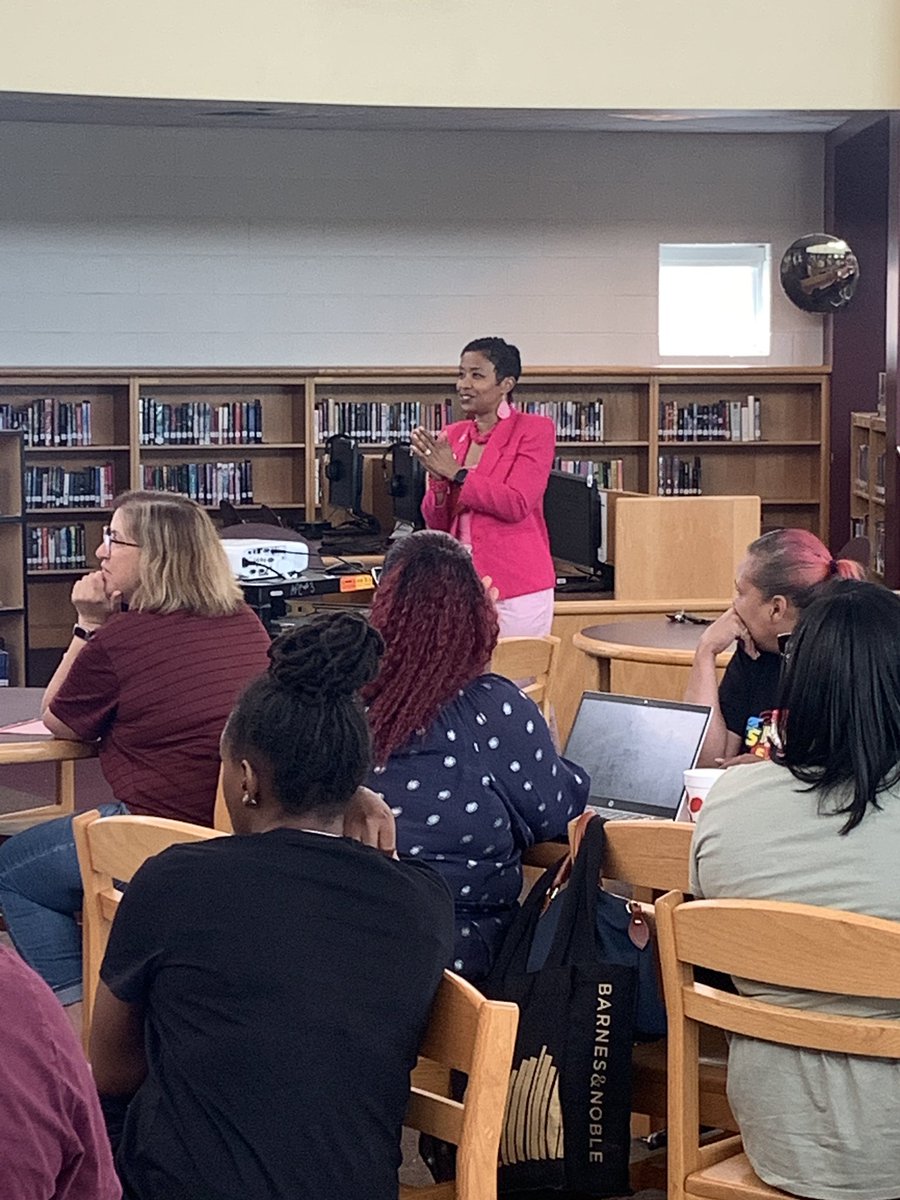 tinker_tree's tweet image. Today we welcomed our HS Summer Series staff! Thank you @Dr_OkemaB , Mr. Hill, and Mr. Lefevre for stopping by! #SPSCreatesAchievers