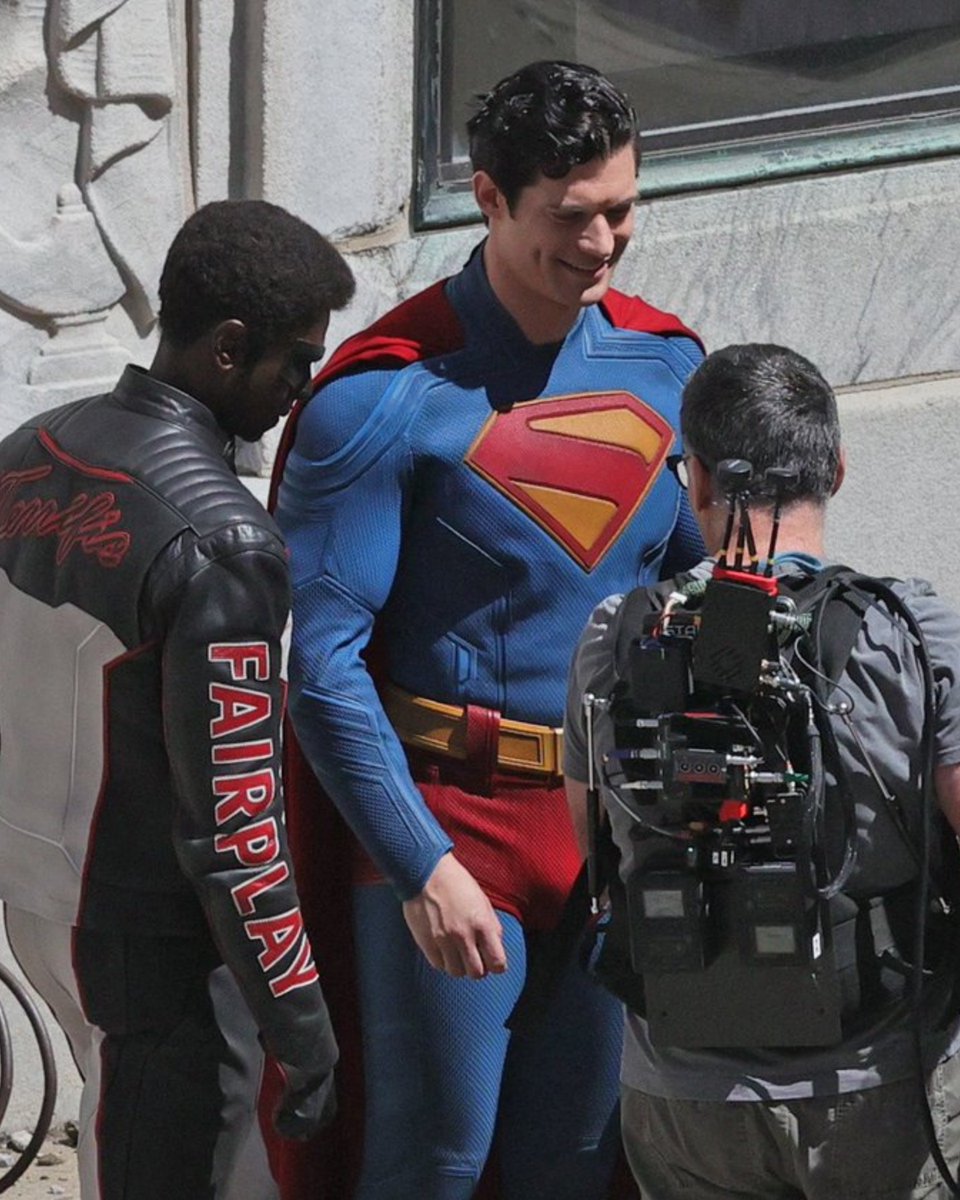 faclubebatbase's tweet photo. Primeiras imagens de David Corenswet/Superman e Edi Gathegi/Sr. Incrível no novo filme do Homem de Aço! #superman #srincrivel #mrterrific https://t.co/ArRjlrgZw3