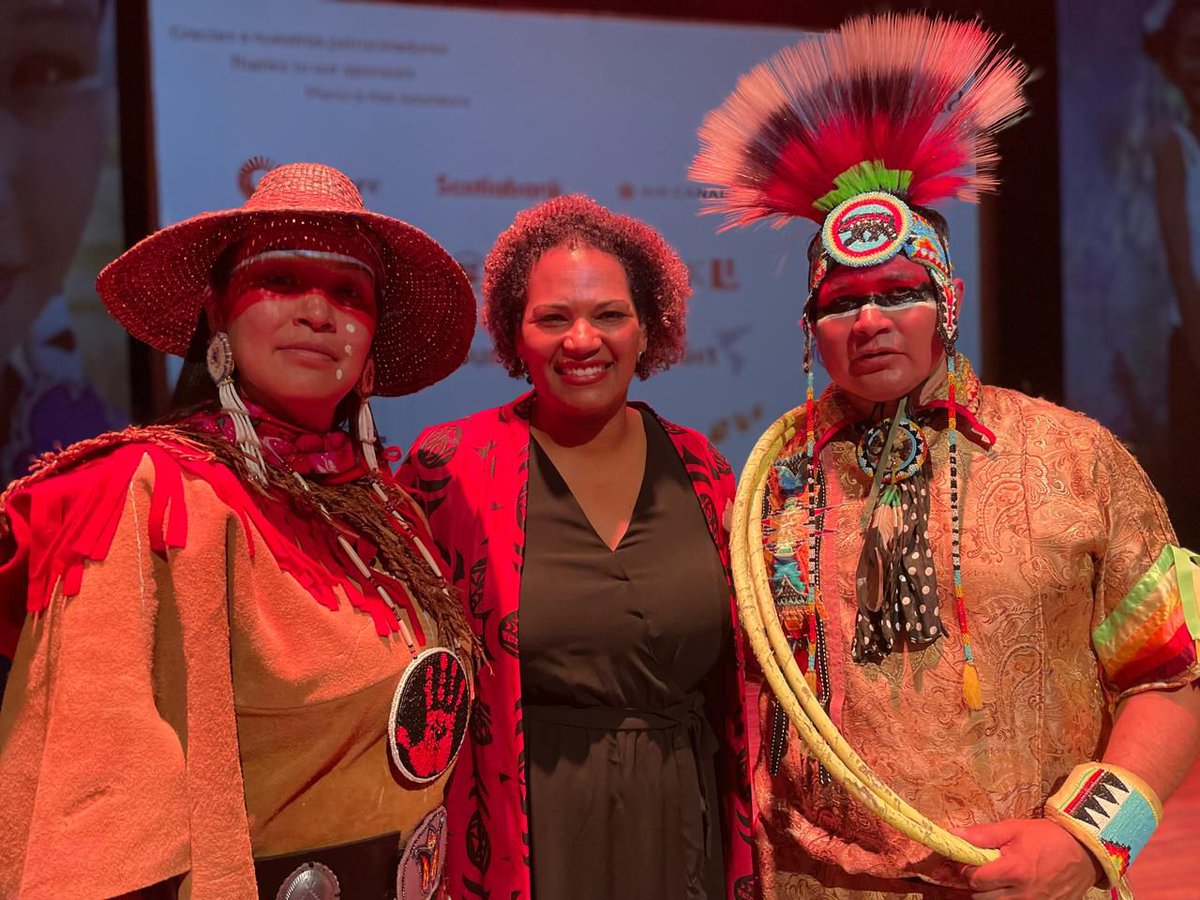 AmbCanCRHNNI's tweet photo. 🇨🇦🤝🇨🇷 Célébrons la fête du Canada au Costa Rica !

Belle occasion pour fêter des valeurs partagées : la #démocratie et la #diversité.

Cette fois-ci, nous avons rendu hommage aux #CulturesAutochtones des deux pays et avons assisté à un grand spectacle de #HoopDance. https://t.co/WFVsRPbwGi