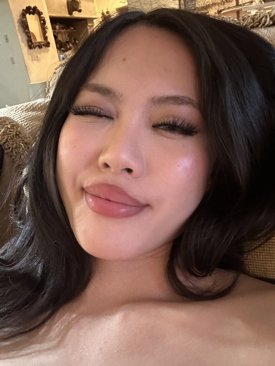 emmesvo's tweet image. Sleepy Girl