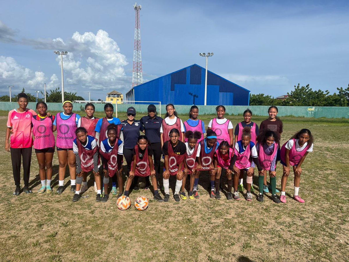 No quiero ser una estrella, prefiero ser un buen ejemplo para las niñas, ayunarlas en su desarrollo y crear oportunidades de crecimiento para ellas y el país…. 🙌🙏👍⚽️👍🙏🙌 Esto apena comienza…. Visorias Sub 15……….. Más de 150 niñas….
