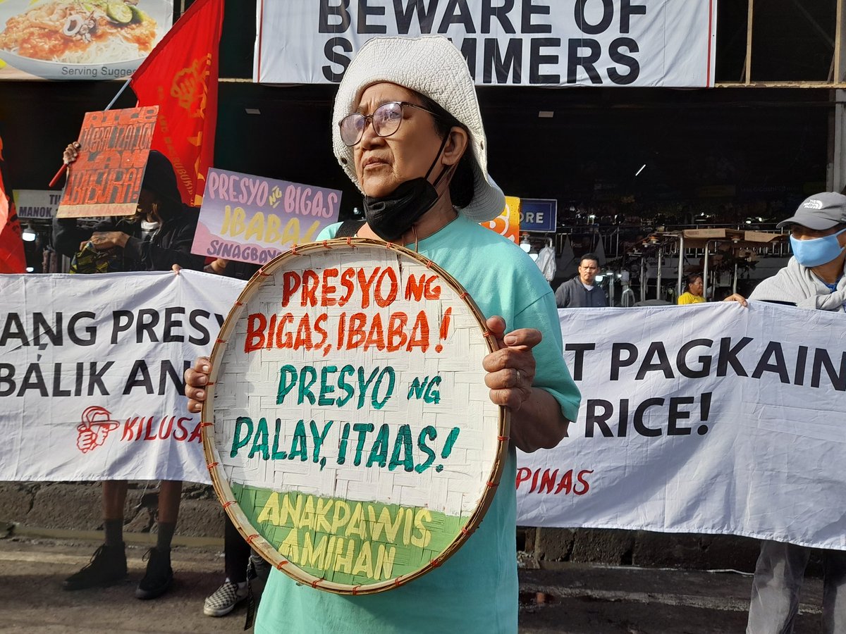 ONGOING | Farmers, poor consumers and peasant advocates hold a "palengke protest" in front of the Balintawak Public Market in Quezon City against the rising prices in rice, Bigas29 and reduced rice tariffs that will further the import liberalization in agriculture. 

📸 Amihan