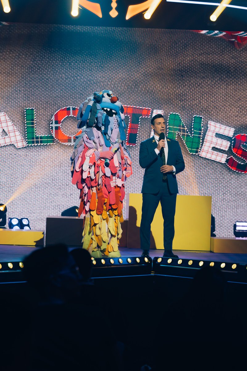 😎 Camisa transpirada, melena mojada, se puso los zapato', se pegó una perfumada 😏 Siempre enfocado y atento, le damos la bienvenida a #Calcetines🧦 al escenario de #LaMascaraUY 🎭 ¿Quién se esconderá detrás de la máscara? 🧐 <a href="/teledoce/">𝗧𝗲𝗹𝗲𝗱𝗼𝗰𝗲 📺</a>