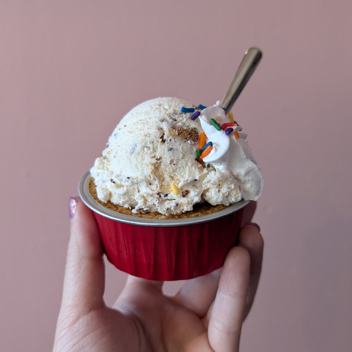 GorditaDulcera's tweet photo. Amas el flan y amas el helado? Qué te parece un flundae?
A @mukaheladeria y a mí nos encantó la combinación. Tú solo pide el helado de tu preferencia y tu flan con o sin ron y saborea un poquito de cielo🤤.

📍Encuéntralo en @mukaheladeria de San Francisco de viernes a domingo. https://t.co/SuRLZ9fDR1