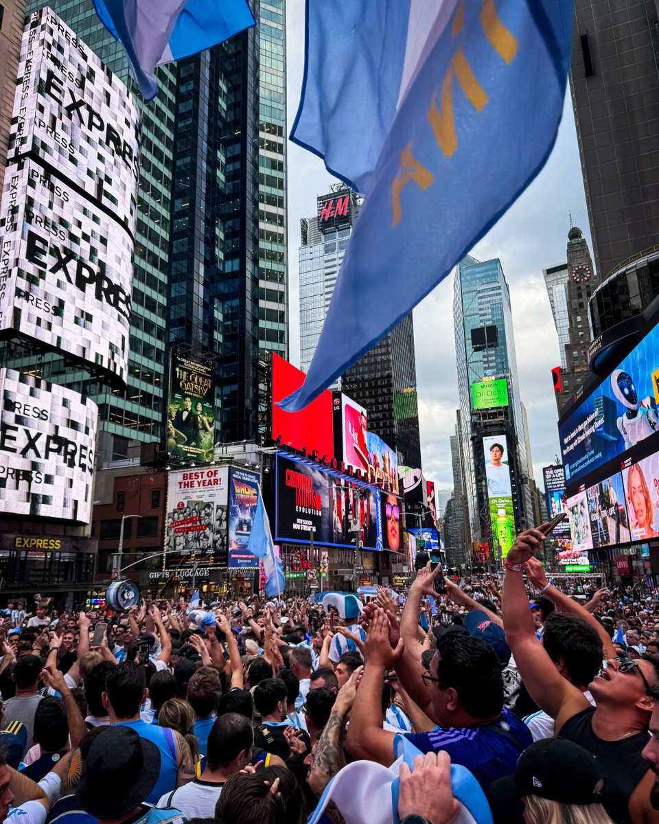 brfootball's tweet photo. Argentina fans have taken over Times Square 🇦🇷 https://t.co/vgJ7ULf1Tl
