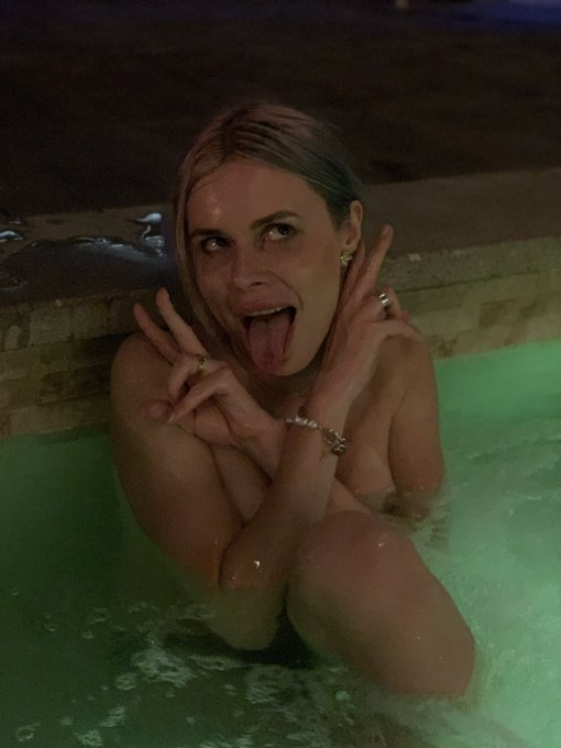 А я корчу лицо в рожицу ахегао 🥹😄#DTLA #rooftop #vibe https://t.co/wyij5YqdpZ<a href="/tag/dtla"class="tags">#DTLA</a><a href="/tag/rooftop"class="tags">#rooftop</a><a href="/tag/vibe"class="tags"><span>#vibe</span></a>