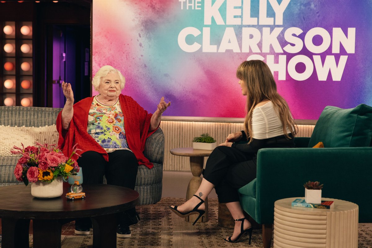 KellyClarksonTV's tweet photo. A fun Tuesday with @hitRECordJoe, June Squibb and @BillRancic! https://t.co/YO19eGpIve
