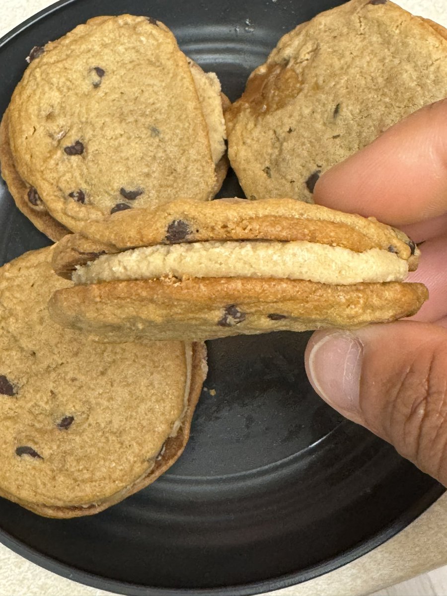 dolo5539's tweet photo. I baked cookies and then smashed one of the cookie dough squares between 2 of them #BigBackShit 🤤 https://t.co/k5MbL4WkHX