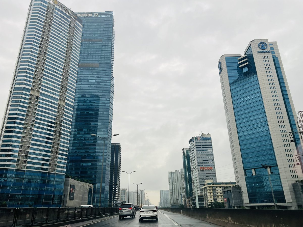 The new day doesn't just start at a specific time, but starts when you open your eyes. Enjoy the moment! 
Good morning!💐🌹