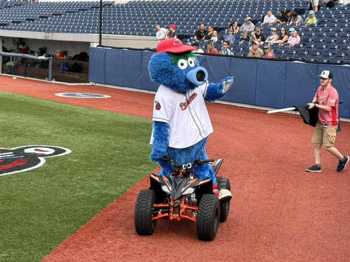 MappingThePath's tweet photo. Mascot Monty here with the @TCPitSpitters
#DefendThe North
#EMWRoadTrip #23ballparks23days https://t.co/M6JjrpNxZz