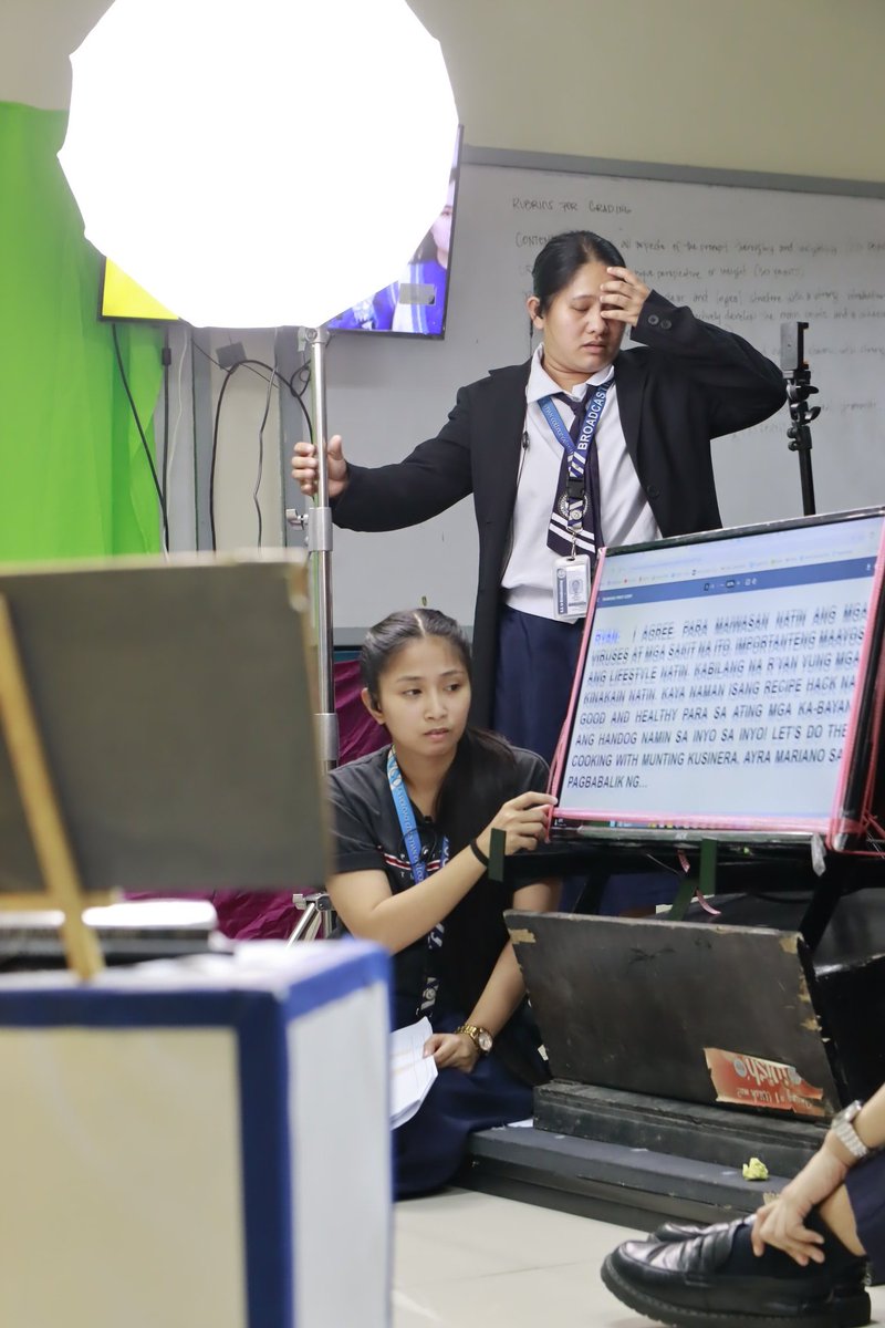 filwybeya's tweet photo. Production Live (Finals)

Floor Director era💁🏻‍♀️

Fluttered by the chances and opportunities that the EPs gave. Happy that I came to participate not just to be an FD but also to be:

FaMemories - Director
Historya - Host
GFX Team🤝🏻

Salamat sa Dios sa isang mabuting pagkakataon!🤍 https://t.co/zNItIAWlC2
