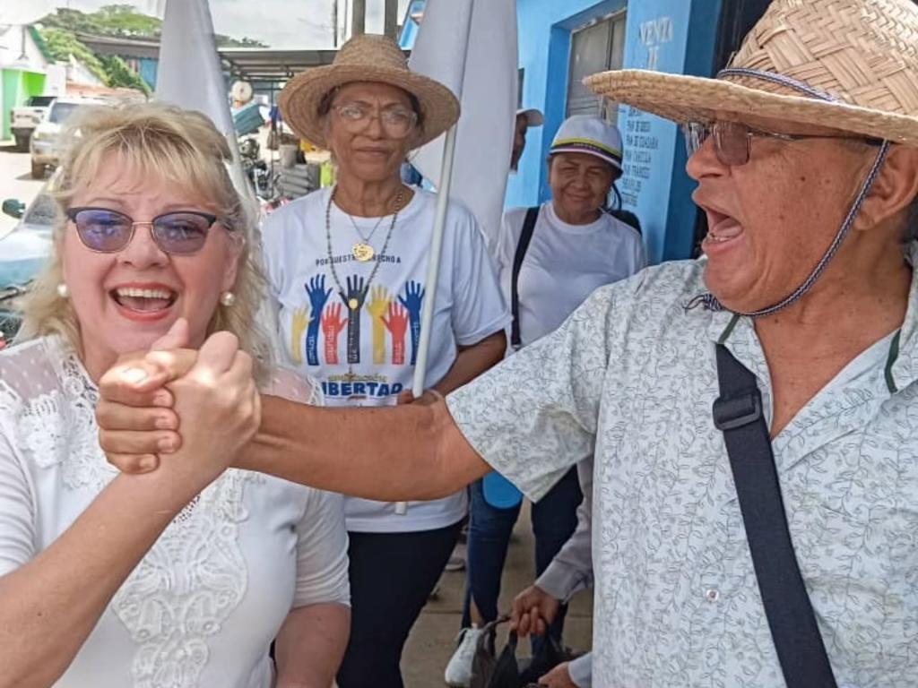 San Rafael De Atamaica con Edmundo y todo el Mundo. Acompañados de la Doctora Miriam de Montilla este 28 de Julio todos a votar en la tarjeta de la MUD la de la Manito 

@egonzalezurrutia @accion_democratica <a href="/pieromaroum/">Piero Maroum</a>