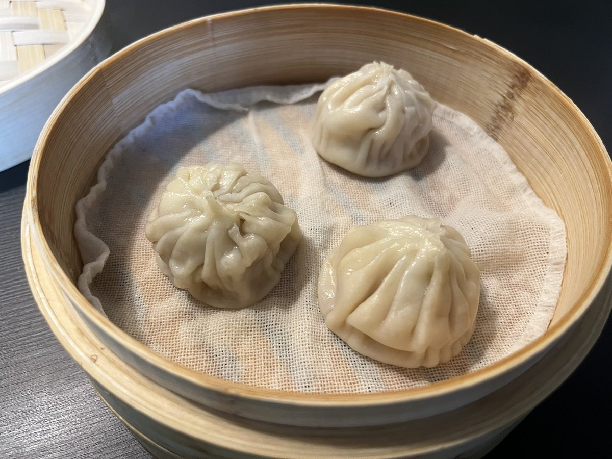 peu_a_peu's tweet photo. 今日のランチは弘明寺に最近できた上海料理のお店「弘中」さんで、ワンタン、小籠包、汁なしネギ油麺のセットです。
ワンタンのスープはもう一味欲しいところなんだけど、変にコッテリしてないあっさり味で美味しいね😋 https://t.co/1YAIlbhzRH