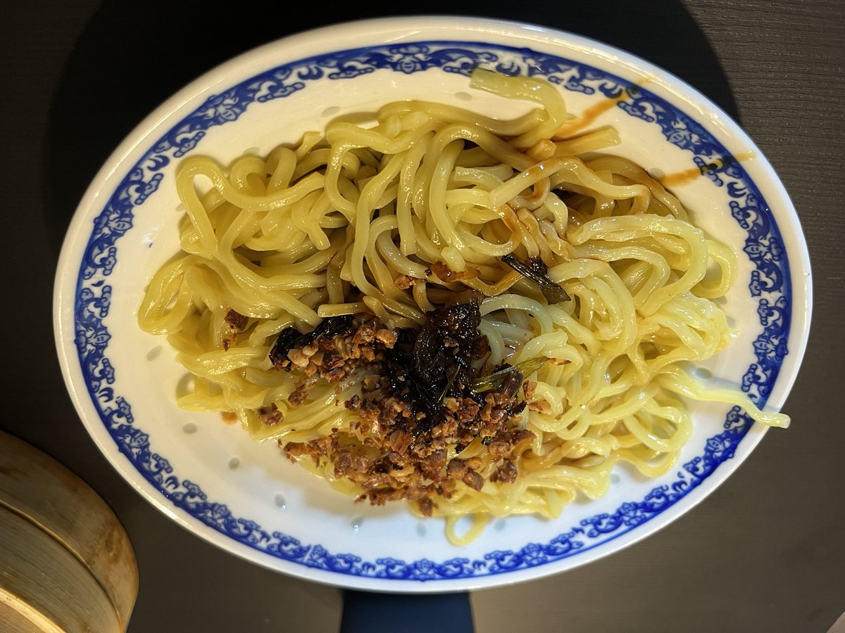 peu_a_peu's tweet photo. 今日のランチは弘明寺に最近できた上海料理のお店「弘中」さんで、ワンタン、小籠包、汁なしネギ油麺のセットです。
ワンタンのスープはもう一味欲しいところなんだけど、変にコッテリしてないあっさり味で美味しいね😋 https://t.co/1YAIlbhzRH