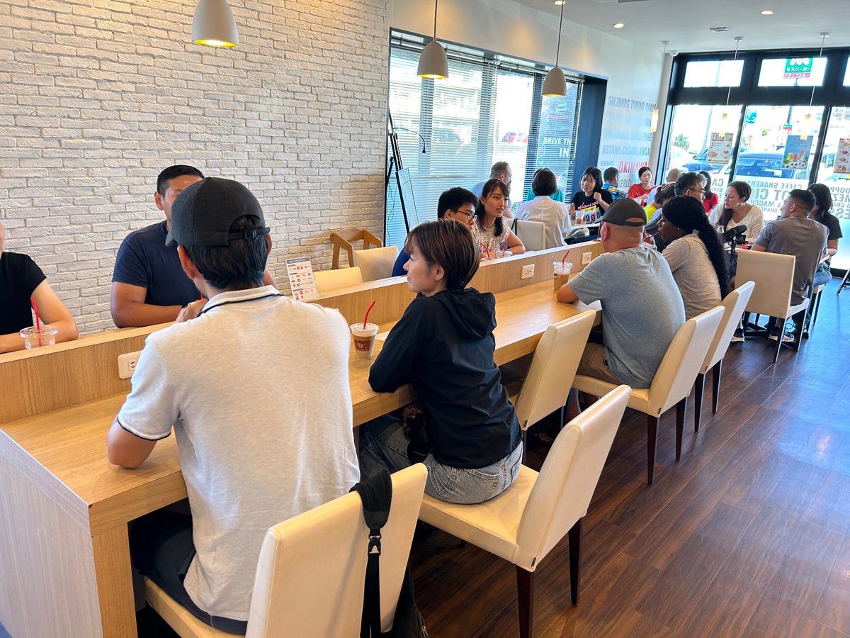 CFAOkinawa's tweet photo. 昨日読谷のカフェで、在沖米国総領事館主催のイベント「英語 de 朝活☀️」が開催され、海軍ボランティアたちは地元の方々との英会話交流会を楽しみました😊 毎月第4月曜日に行っていますので、ご興味のある方は領事館のInstagramをチェックしてみてください！#朝活　#英会話　#USNavy https://t.co/JnF98zTLCj