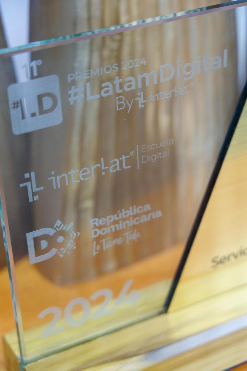 aduanard's tweet photo. Los premios Latam Digital reconocen los grandes avances que Aduanas Dominicanas ha implementado en materia de tecnología en los servicios gubernamentales, de la mano de @Sanzlovaton, lo cual se traduce en mayor confianza y atracción de inversiones. #PremiosLatam #AduanasRD https://t.co/eb13huZKPO