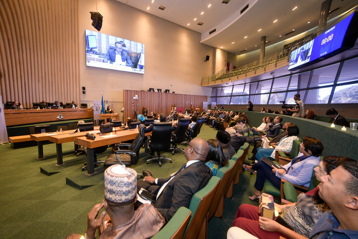 alanrones's tweet image. Contratado pela Embaixada de Ruanda, acompanhei durante três dias no Foyer da @camaralegislativadodf a repercussão e a movimentação dos visitantes, estudantes e autoridades que ali estiveram para ver os painéis sobre o Genocídio que aconteceu lá em 1994.

#FotosCorporativas