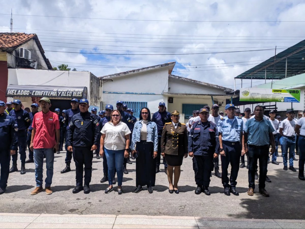 #24Jun || En el marco del Día del Ejército la Cjal. Willys Romero Pdta. del Concejo Municipal junto a la Alcaldesa  Angie Gutiérrez acompañaron a los Cuerpos de Seguridad Ciudadana a su Exhibición de Orden Cerrado. 

#PatriaAntiimperialista
<a href="/NicolasMaduro/">Nicolás Maduro</a>