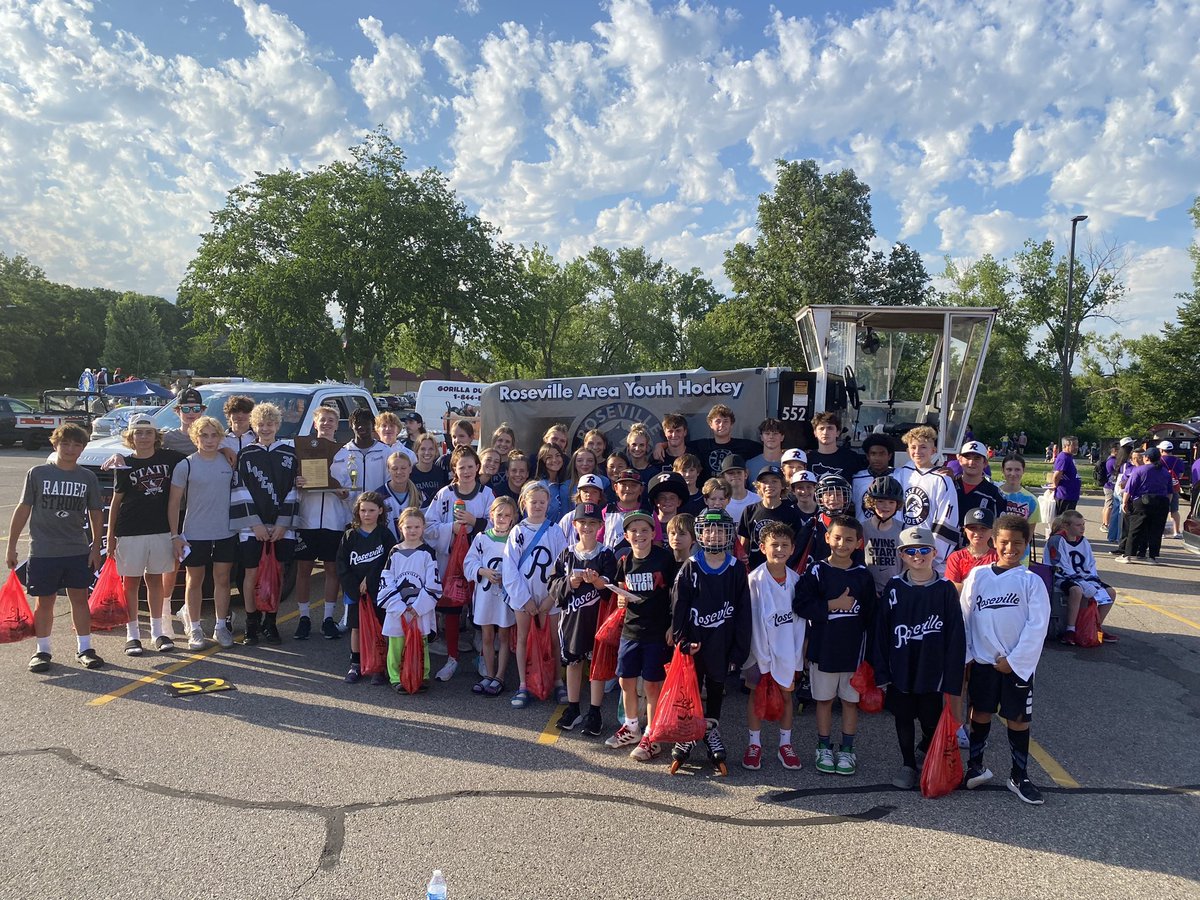 🎉Roseville-Mahtomedi girls high school players representing at The Rose Parade!🍬🥁🚒🤡👑#communitybasedhockey