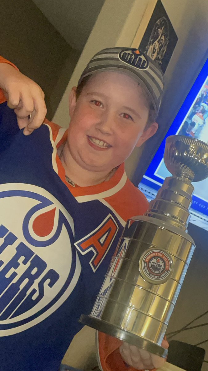 Manifesting the cup! Go <a href="/EdmontonOilers/">Edmonton Oilers</a>  Go! 🟧🟦