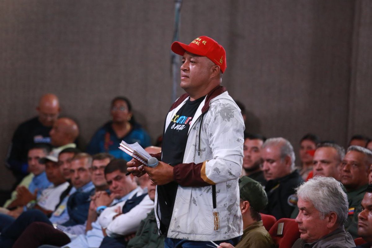 Presidente <a href="/NicolasMaduro/">Nicolás Maduro</a> designa al ministro Ángel Prado <a href="/AngelPradoSP/">AngelPradoSP</a> rector del Plan de los próximos 3 millones de viviendas: "El #PoderPopular debe definir terrenos y ser el contralor de la nueva etapa, del futuro de la Gran Misión Vivienda #Venezuela. ¡Que no caigan en manos