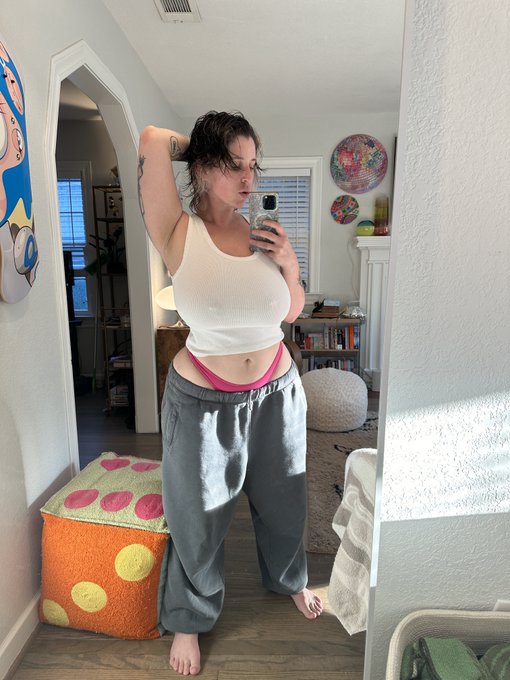 freshly showered and in need of tummy kisses https://t.co/vCqMaAzZMY