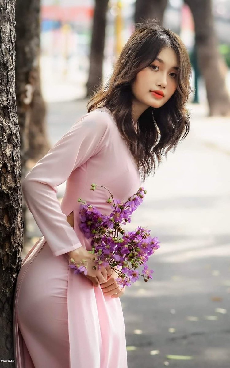 meaodaivn's tweet photo. Anh tặng em một chùm hoa rất đẹp 
Bảo em chờ, anh sẽ trở lại ngay
Hơn một tiếng, em lo âu phát rét 
Đứng một mình, sao không thấy giống ai!
☹️☹️
@vsbg_info_ https://t.co/EtBzVpEQiO