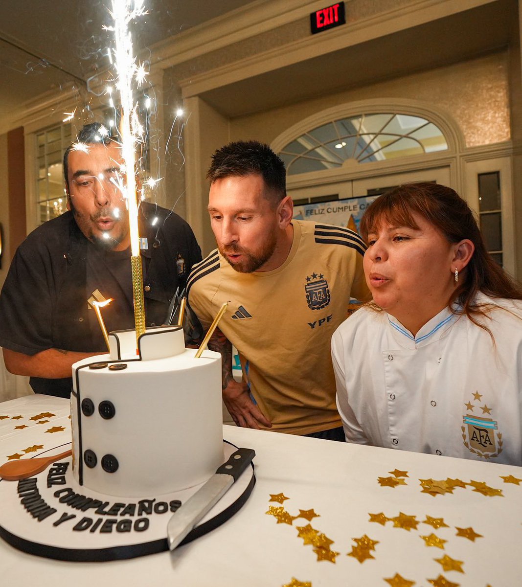 Lionel Messi soplando las velitas 🎂 junto a Antonia y Diego, los cocineros de la Selección Argentina 🇦🇷. Hermoso.