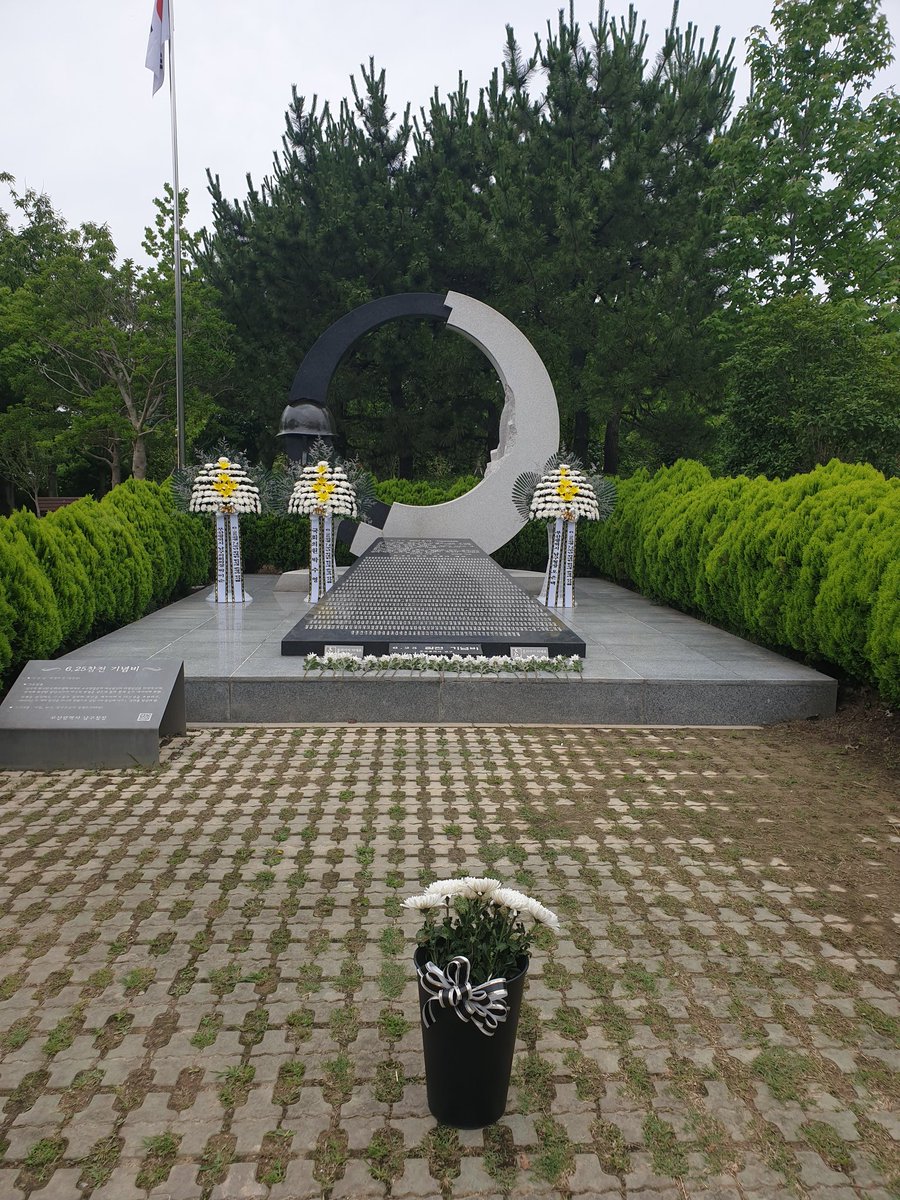 올해가 6.25전쟁  74주년입니다
6.25는 한국역사상 가장 비극적인 사건입니다

수많은 호국영웅들의 고귀한 희생과 헌신을우리는 잊지말아야 될것 같습니다

감사합니다. 편히 쉬십시요🙏