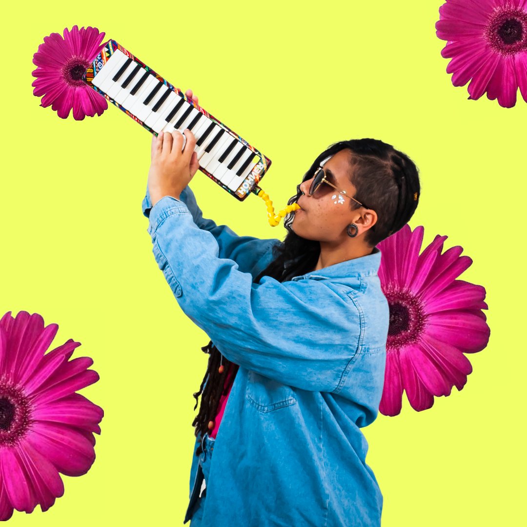 Maru es una de las madres de este hermoso proyecto que tanto disfrutan, toca el saxofón, la melódica, hace coros y dirige 💞 

Frase icónica: 

"Te lo juro por Dua"🙏🏼

Recomendación musical:
 
Linda Briceño - Oportunidad.
<a href="/Ellabric/">Ella Bric</a>