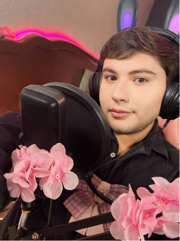 PrettyRog's tweet photo. Llegó la que hostea!!! ✨
Vengan para OverWatch lindo de la Raiju's League 💕 en el Torneo #OverFight junto a @FACEIT_OW https://t.co/hl2tSzoYSy
